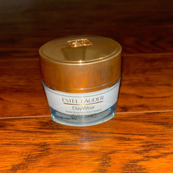 Estee Lauder NEW DayWear Moisturizer - Picture 2 of 4